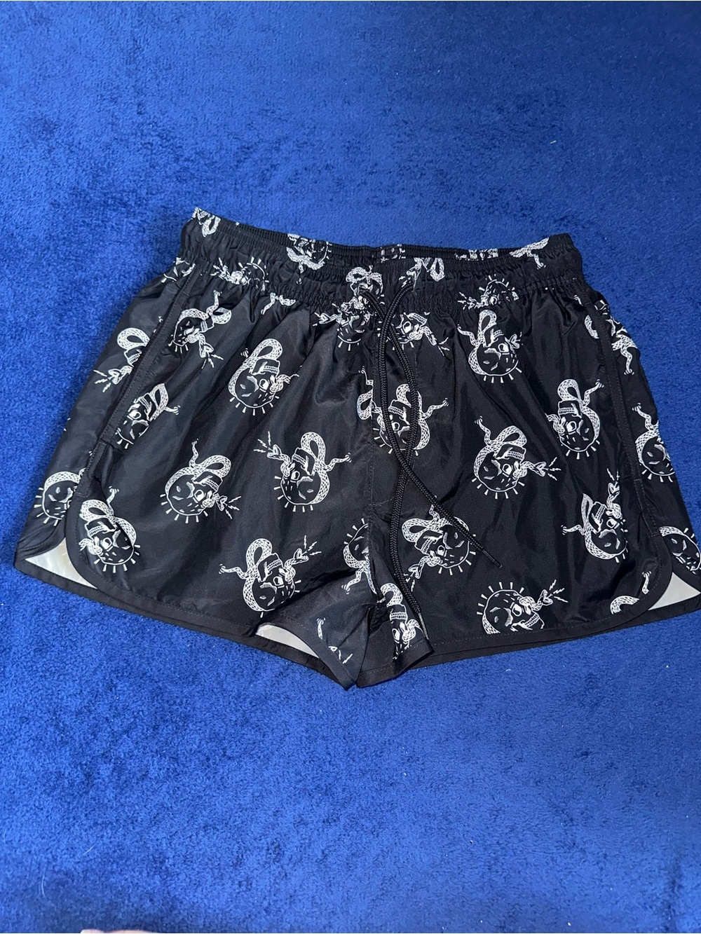 H&M Men's Skull and Snake Print Swim Trunks Size Small S Short 2”